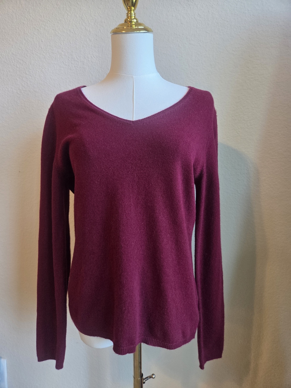 In Cashmere Women's V-Neck Burgundy Sweater Size L